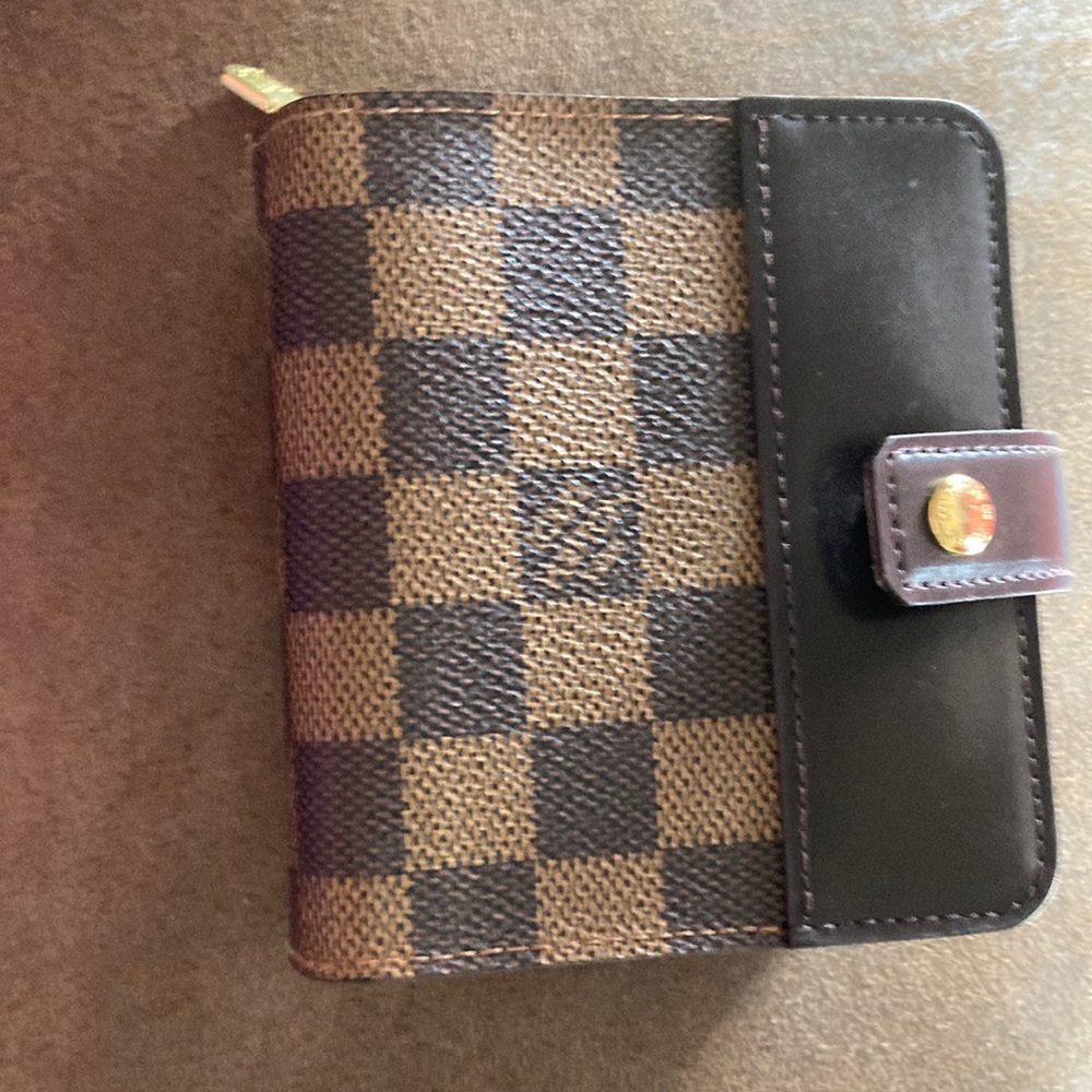 Authenticated Louis Vuitton Ebene Damier Wallet